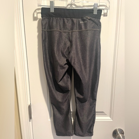 NIKE Dri-Fit Relay Capri Leggings - Picture 2 of 6